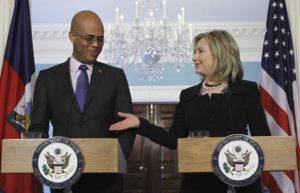 En Haïti, c’est la secrétaire d’Etat américain d’alors, Hillary Clinton qui a imposé Michel Martelly en tant que Président du pays 