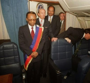 L’ex-président Jean-Bertrand Aristide dans l’avion du retour flanqué de Warren Christopher 
