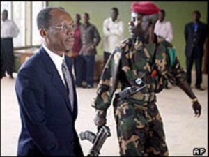 L’arrivée de Jean Bertrand Aristide à Bangui, Centrale Afrique après le coup d’état des Etats-Unis, de la France et du Canada le 29 Février 2004 