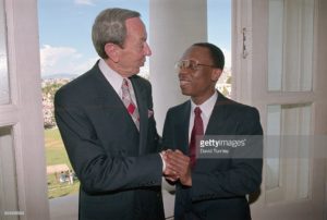 Le secrétaire d’état américain d’alors Warren Christopher ramenant le président Aristide au Palais National en Octobre 1994 