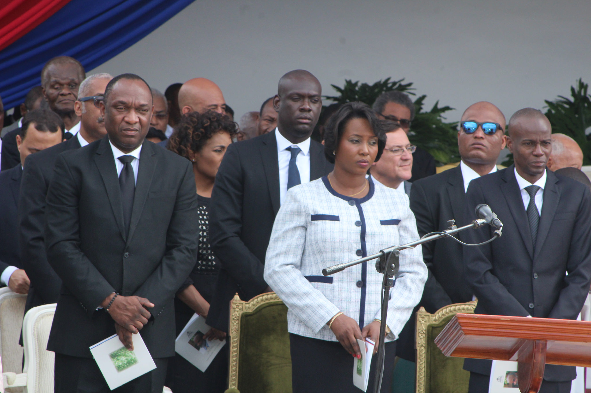 De gauche à droite, le Président du Sénat Youri Latortue, la prémière dame Martine Moïse, et le président Jovenel Moïse pendant la cérémonie civile le samedi 11 mars 2017. PHOTO: Daniel Tercier/Haïti Liberté