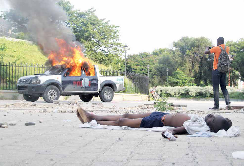 2019-10-7-Edouavil-Dieudonne-lies-dead-in-Champ-de-Mars-in-front-of-PNH-truck-burned-in-retaliation-by-Wesley-Gedeon.jpg