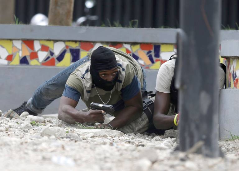 2020-02-23-off-duty-Haitian-policeman-during-skirmish-in-Champ-de-Mars.jpg