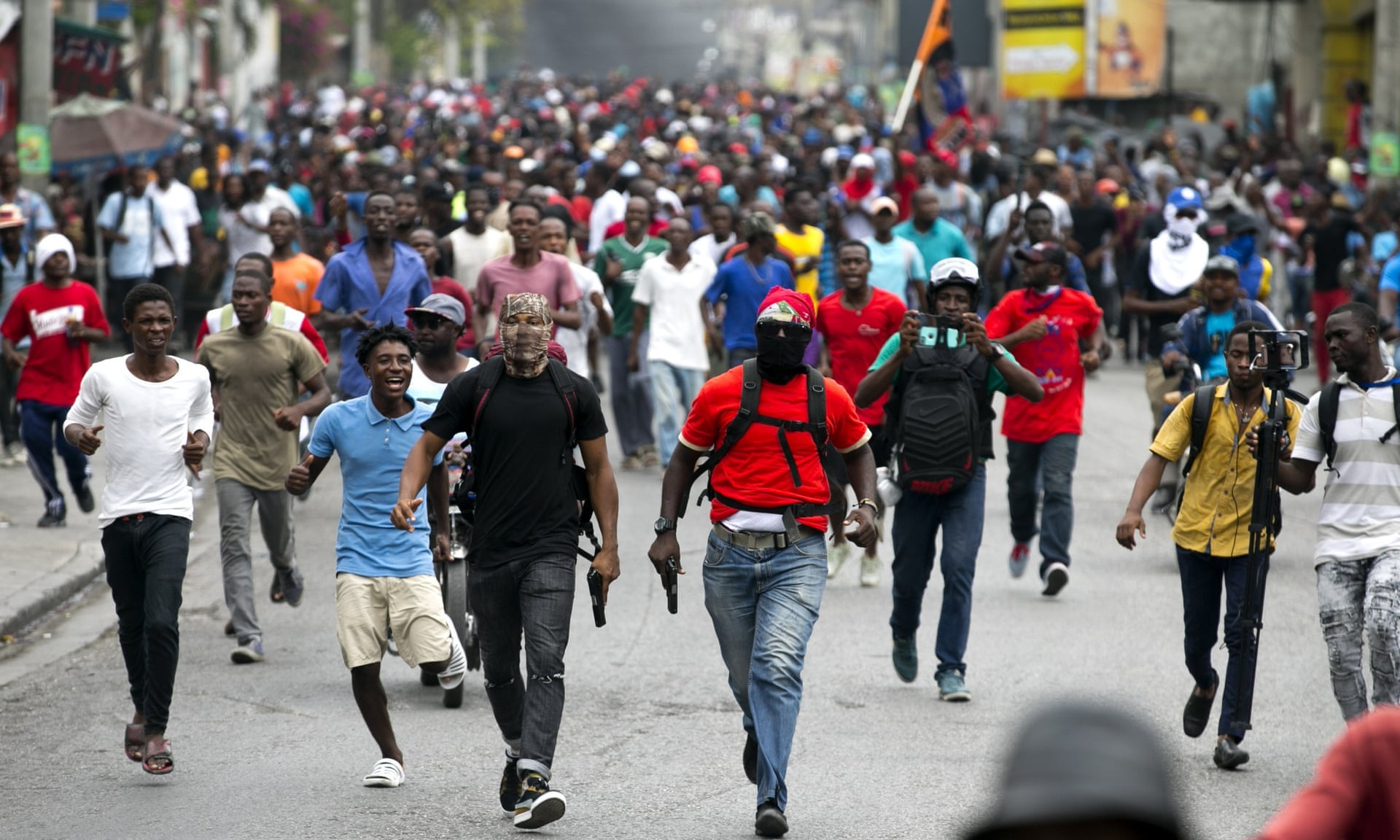 2020-02-23-policemen-followed-by-crowd-in-PAP.jpg