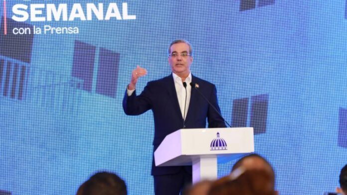Presidente-Abinader-en-La-Semanal-1