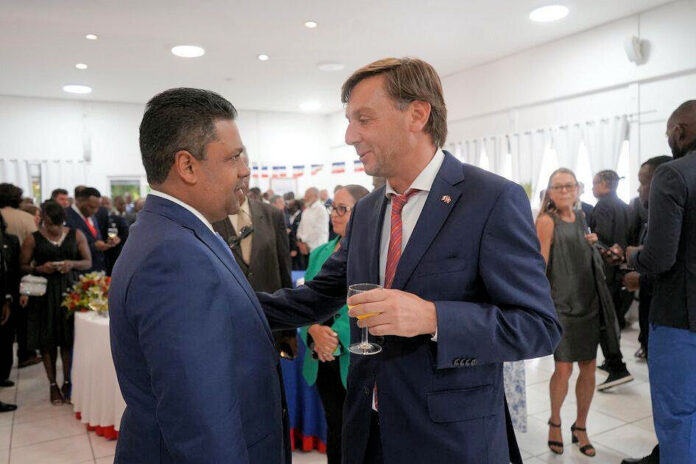 Ambassadeur Antoine Michon avec Laurent Saint Cyr