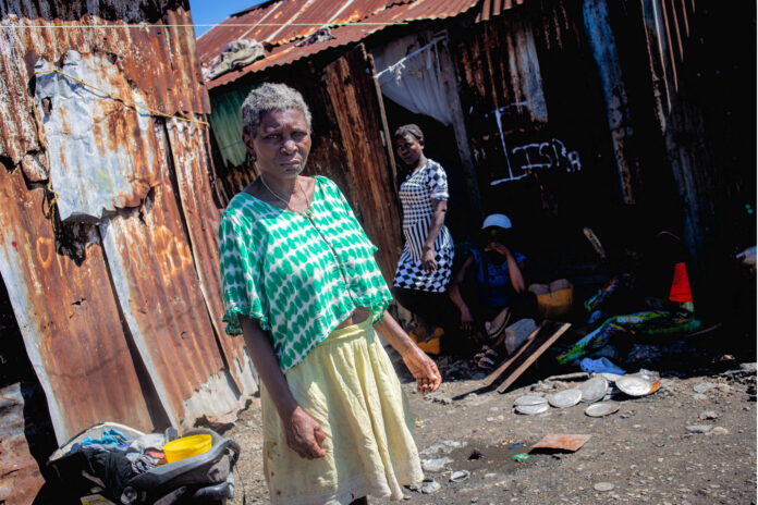 Poor women in Wharf Jeremie Photo Medecins sans frontieres