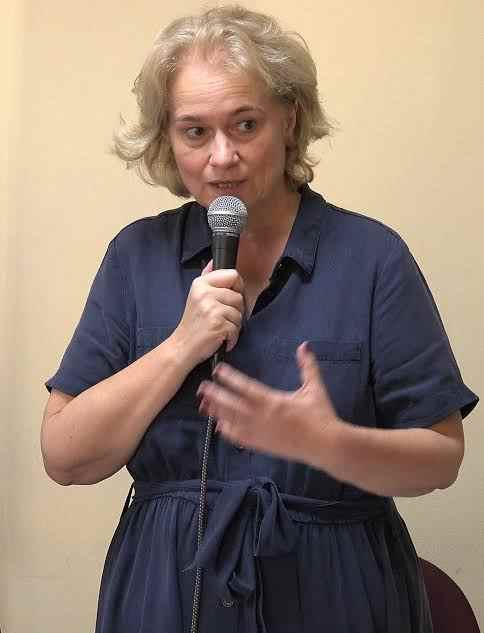 Hélène Roos1